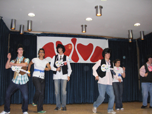 Participando en la categoría de baile: un grupo de jóvenes nos representa "Chikii-chiki", famosa canción de Chiquilicuatre